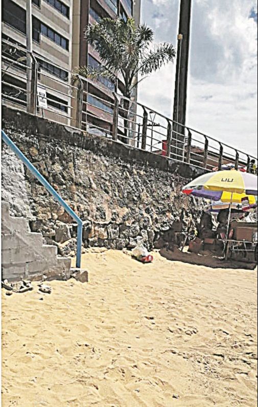 Lixeiras foram instaladas no calçadão, mas morador reclama que não há limpeza diária na Praia da Areia Preta (Foto: Nelson Afonso Duarte)