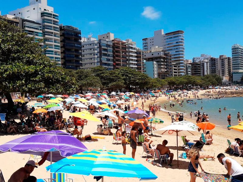 Praia das Castanheiras, em Guarapari: fiscalização em praias foi pedida pelo governo (Foto: Roberta Bourguignon / AT)