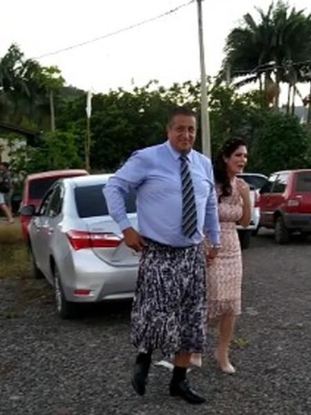 A princípio, o político pensou em pegar uma das roupas de sua esposa emprestada, mas precisou pedir ajuda a uma amiga ao perceber que elas não lhe serviam. (Foto: Reprodução)