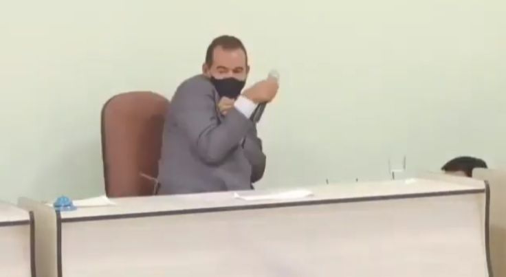 Flávio da Silva Carvalho estava falando no microfone quando o objeto foi arremessado em sua direção (Foto: Reprodução de vídeo)