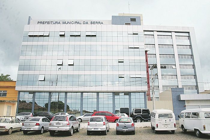 Fachada da Prefeitura da Serra, onde três ex-parlamentares municipais foram nomeados em cargos de assessoria (Foto: Arquivo/AT)