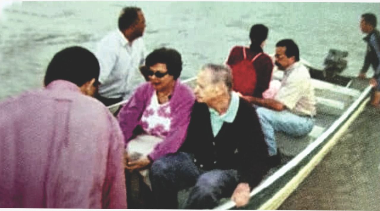 Presidente da ICM de 1986 a 2007, Edward Hemming Dodd, visitando aldeia indígena na Bahia