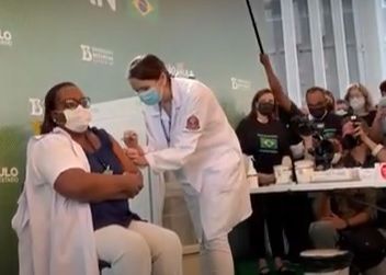 Mônica Calazans, 54, foi vacinada pela enfermeira Jéssica Pires de Camargo, 30, na tarde deste domingo. (Foto: Reprodução/Youtube)