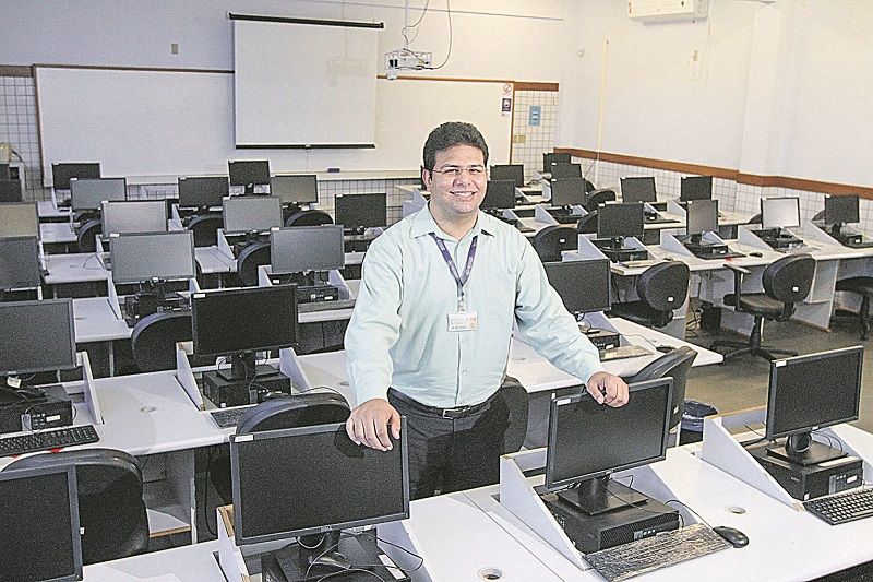 Rodrigo Casagrande orienta os candidatos a seguirem os protocolos, como uso de máscara e álcool em gel (Foto: Beto Morais/ AT)