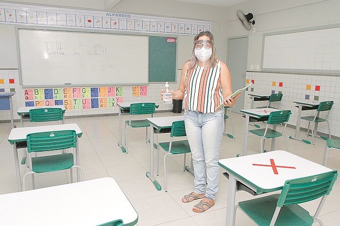 A professora Eliane Bispo mostra sala de aula preparada para o retorno com segurança em escola de Viana (Foto: Fábio Nunes/AT)