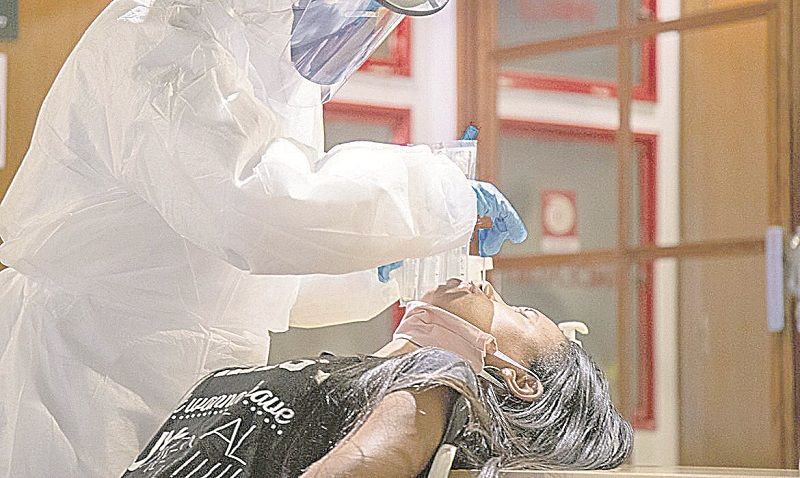 Profissional colhe exame PCR: amostras foram enviadas para a Fiocruz, a fim de descobrir variantes do vírus (Foto: Vinícius Magalhães - SESI/ Divulgação)