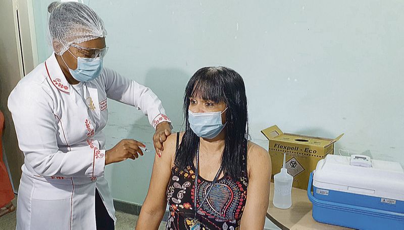 Profissional de saúde recebe vacina contra a Covid em Cariacica: mais de 48 mil pessoas serão imunizadas com as 101.230 doses da Coronavac (Foto: Hélio Filho / SECOM- ES)
