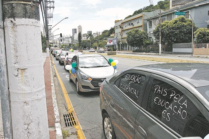 Protesto de pais de estudantes passou em frente à Secretaria de Educação (Foto: Leone Iglesias/AT)