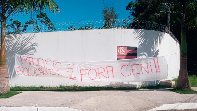 Faixa de torcedores pede a saída de Ceni e Maurício Souza no comando do time (Foto: Reprodução / Twitter @aquieflamengo2)