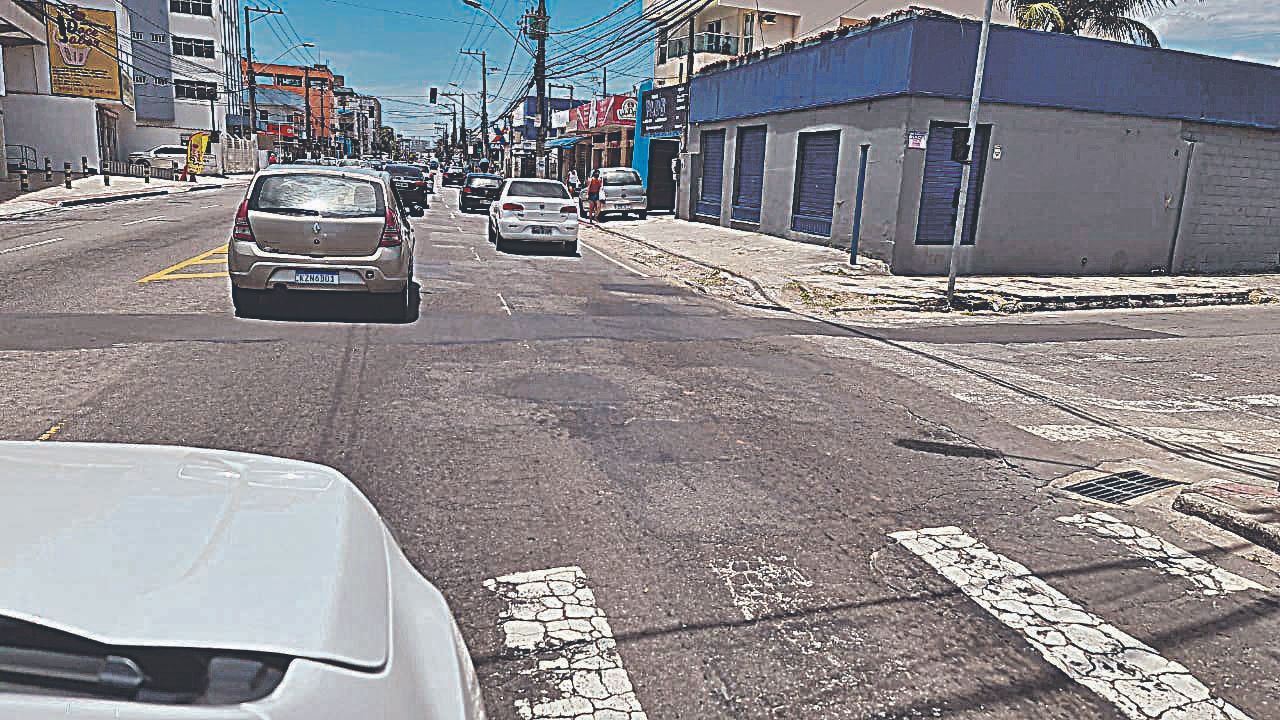 Trecho da rodovia ES-010, conhecida como avenida Abdo Saad, em Jacaraípe, está cheia de irregularidades (Foto: Antonio Carlos Aprígio)