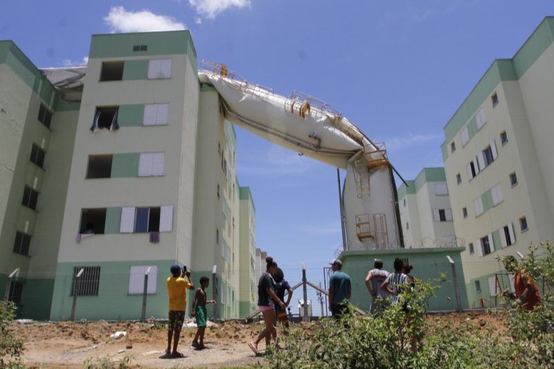 Estruturas serão retiradas para iniciar reparo dos prédios atingidos (Foto: Fábio Nunes)