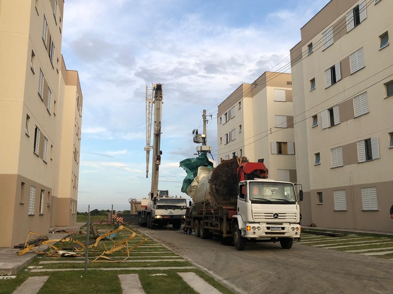 Empresa removeu uma das caixas d'água que caíram na semana passada. Segunda será removida nessa quarta-feira (6) (Foto: Divulgação)