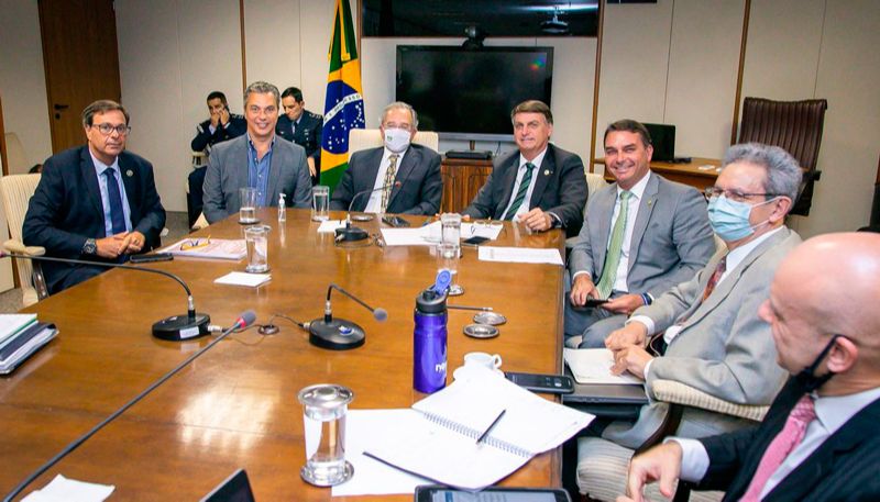 Reunião de Bolsonaro com o filho Flávio, Ministro do Turismo e representantes dos caminhoneiros (Foto: Washington Costa/Ministério da Economia)