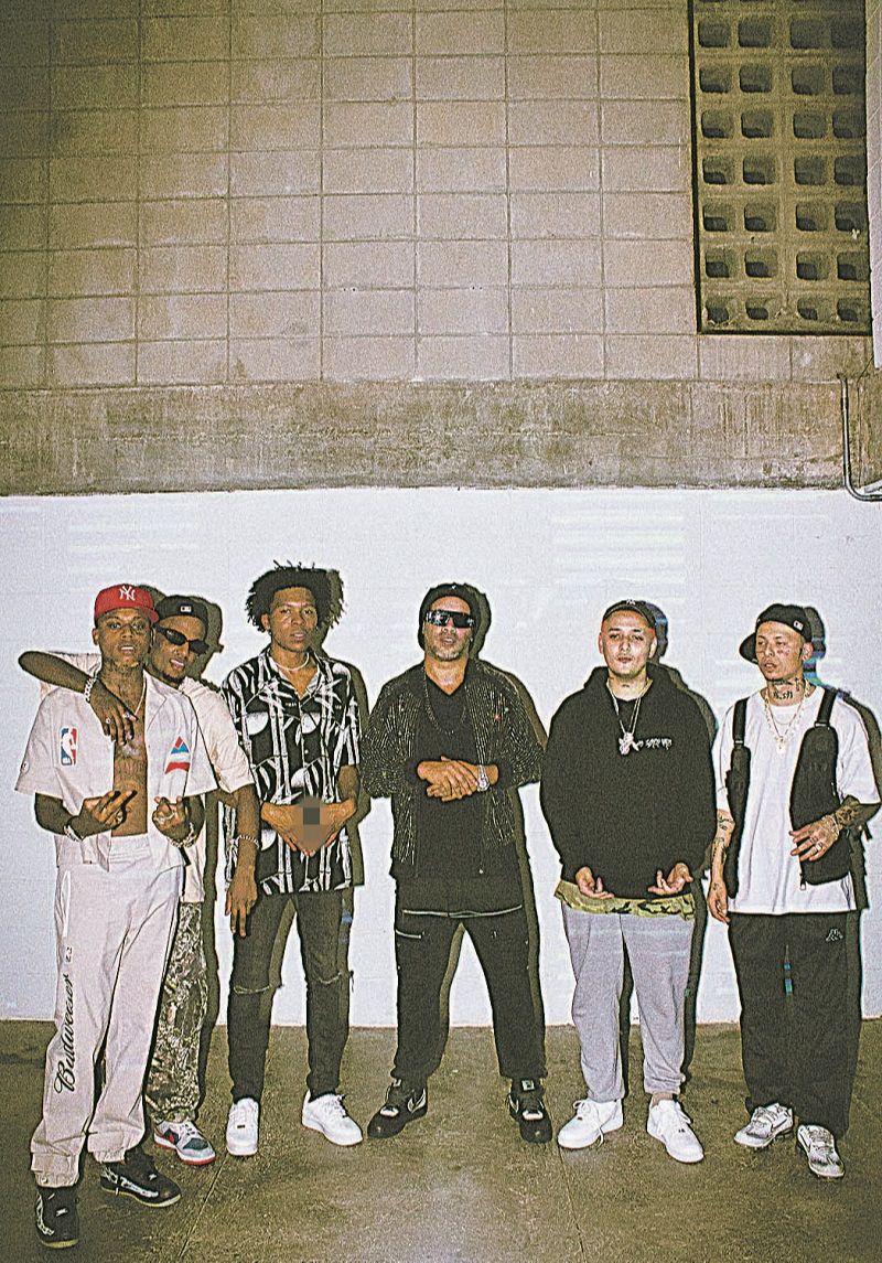 Ronaldinho Gaúcho com os integrantes do grupo paulista Recayd Mob, com quem lançou a música “Rolê Aleatório” (Foto: Divulgação/ Rudd)