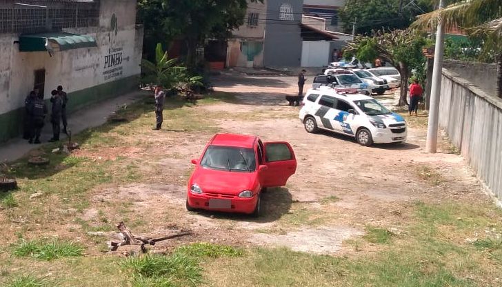 Suspeito foi interceptado em uma das ruas do bairro (Foto: Fábio Nunes / AT)