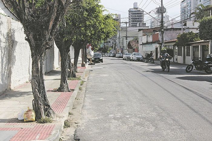 Rua Humberto Serrano, em Itapuã, Vila Velha, local onde o motoboy foi atropelado pelo condutor embriagado (Foto: Leonardo Bicalho /AT)