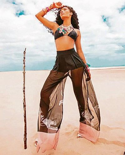 Em destaque, a calça assume o papel de saída de praia. A peça traz uma sofisticação na organza transparente com trabalhado em animal print na barra. (Foto: Divulgação/Rodrigo Gavini)