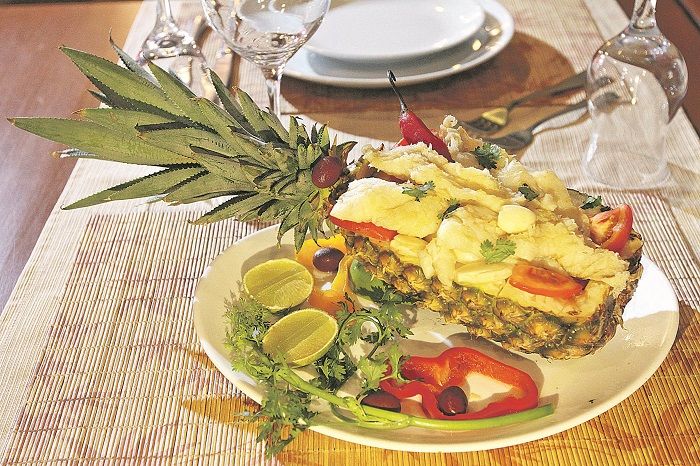 Salada de bacalhau servida dentro  do abacaxi (Foto: Beto Morais/AT)