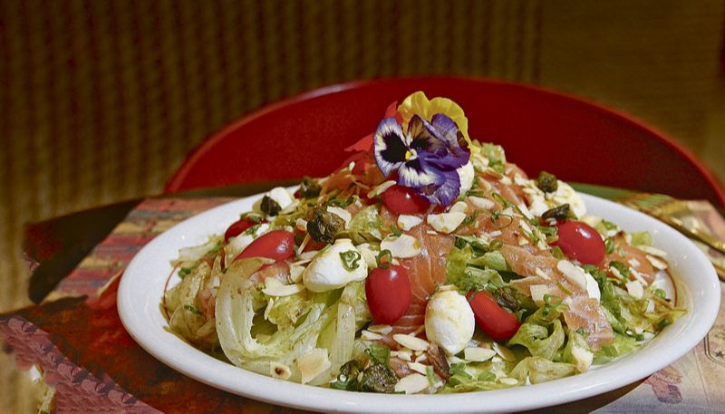 Salada de salmão defumado com alface, mozzarella de búfala, tomate-uva, amêndoas, alcaparras crocantes, cebolinha e molho com shoyo e melado (Foto: Beto Morais / AT)