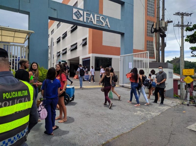 Candidatos chegaram ao local da prova até minutos antes do fechamento dos portões. (Foto: Júlia Afonso)