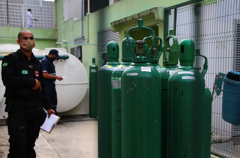 Seguranças armados fazem a escolta durante transporte e descarga de caminhão de oxigênio em Manaus (Foto: EDMAR BARROS/ESTADÃO CONTEÚDO)