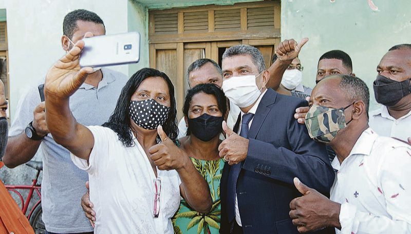 Vidigal posou para fotos com eleitores, depois de tomar posse para o seu quarto mandato como prefeito da Serra (Foto: Leonardo Bicalho/AT)