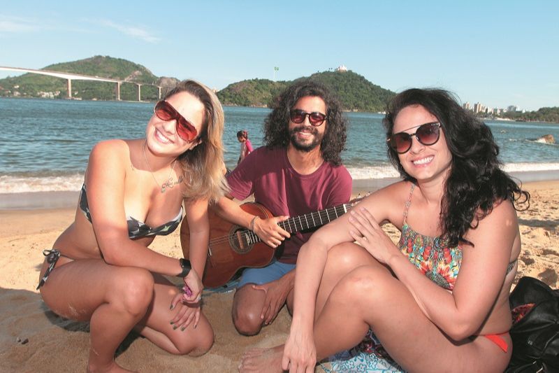 Sheila Dalmaschio, Amanda Puppin e o músico Miguel Gandini aproveitam praia localizada atrás da Praça do Papa, em Vitória (Foto: Beto Morais/AT)