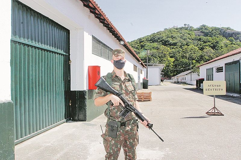 Soldado do Exército vigia as provas. Elas chegaram na sexta-feira (Foto: Fábio Nunes/AT)