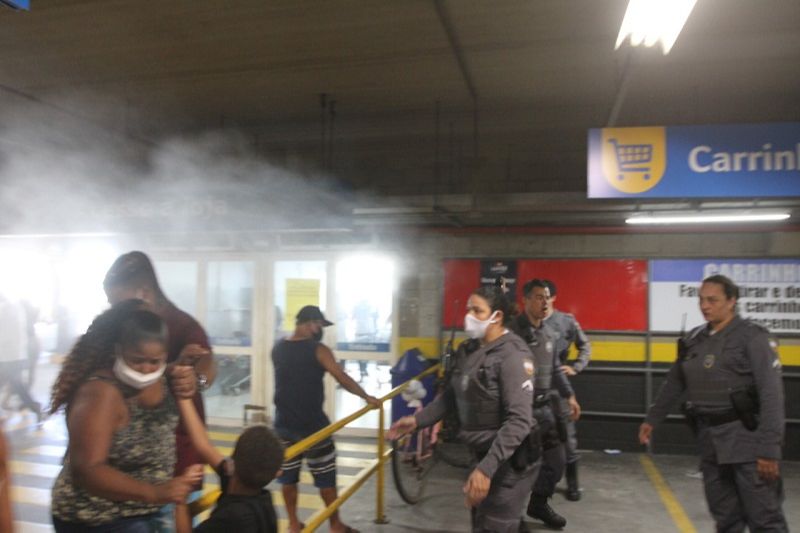 Spray de pimenta foi usado por policial militar em estacionamento de hipermercado em Vitória (Foto: Beto Morais/AT)