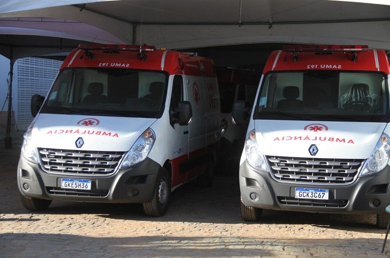 As 10 ambulâncias estão guardadas no pátio da Prefeitura de Mimoso do Sul (Foto: Beto Barbosa)