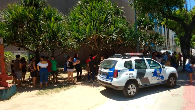 Clientes aguardavam do lado de fora do supermercado para conseguir entrar (Foto: WhatsApp)