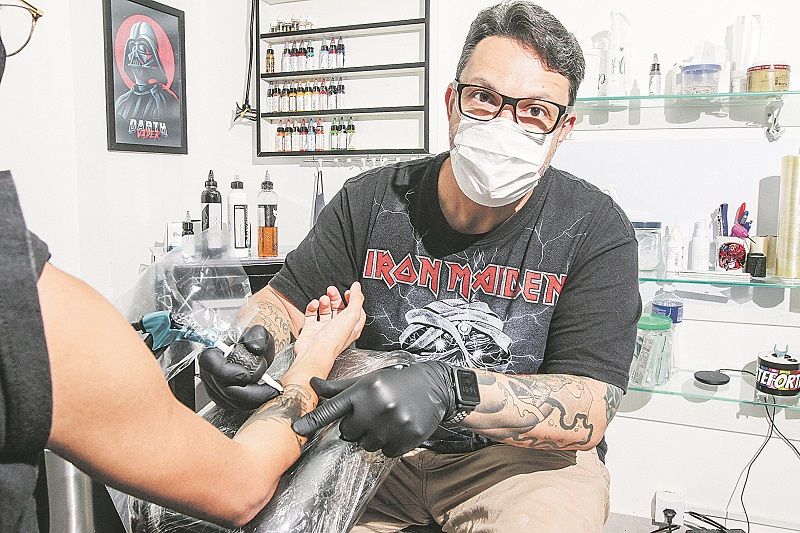 Tatuador Kiko afirma que muitos clientes estão buscando fazer tatuagens maiores (Foto: Beto Morais/AT)