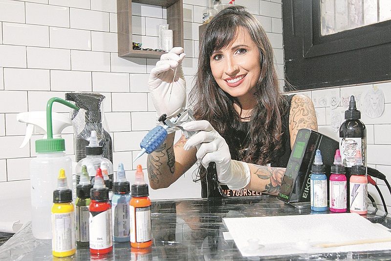 Tatuadora Kessy Borges diz que tem feito muitas tatuagens com homenagens para os pais, filhos e significados pessoais (Foto: Beto Morais/AT)