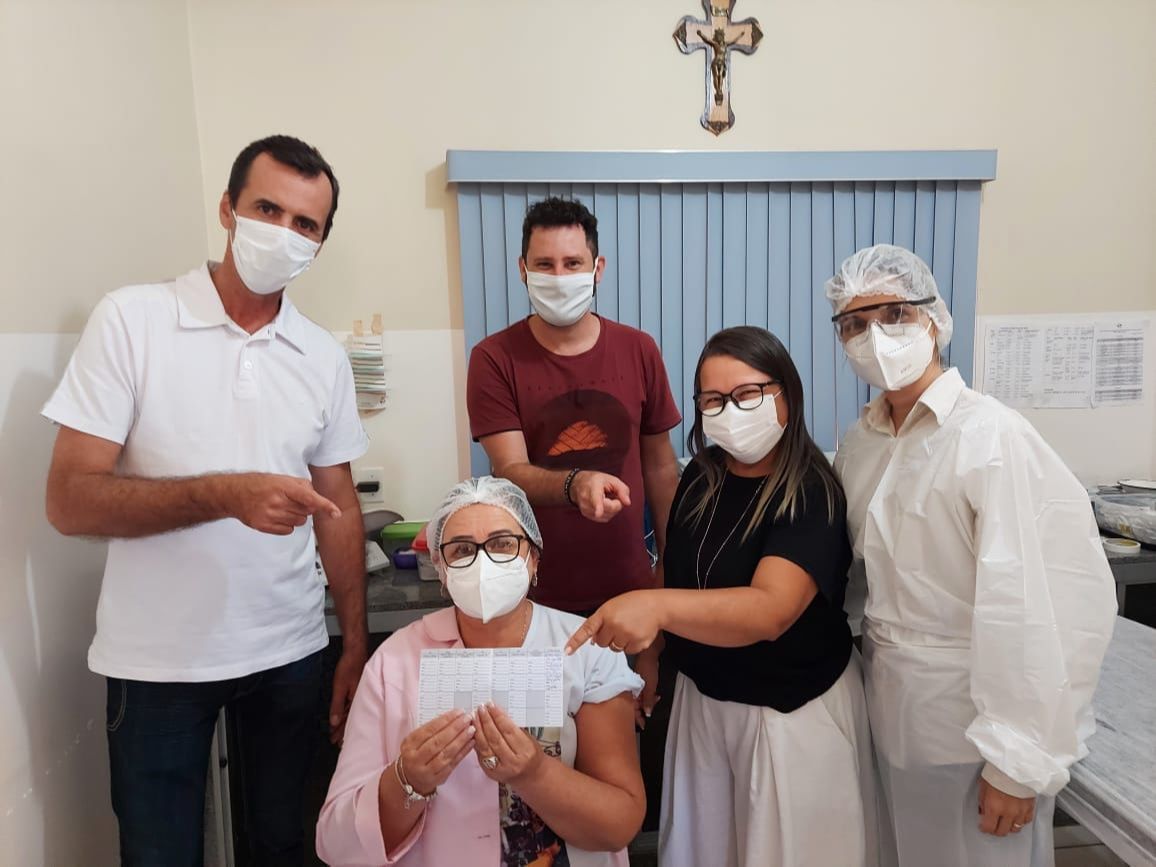 Técnica de Enfermagem foi vacinada nesta terça (Foto: Divulgação / PAV)