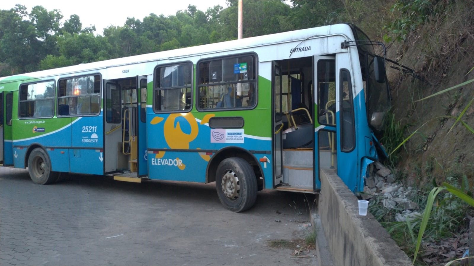 Acidente com ônibus ocorreu na tarde deste domingo (24), no Terminal de Itacibá (Foto: Iury Demuner)