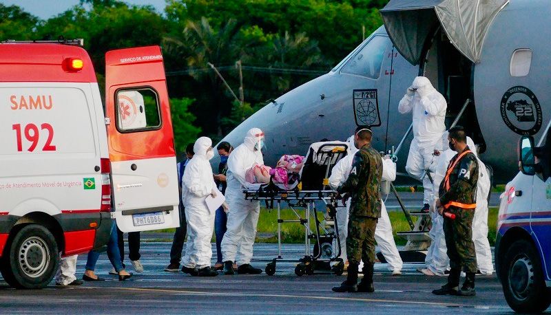 Transferência de pacientes com Covid-19 de Manaus (AM), em avião da Força Aérea Brasileira (FAB) (Foto: Sandro Pereira / Agência Estado)