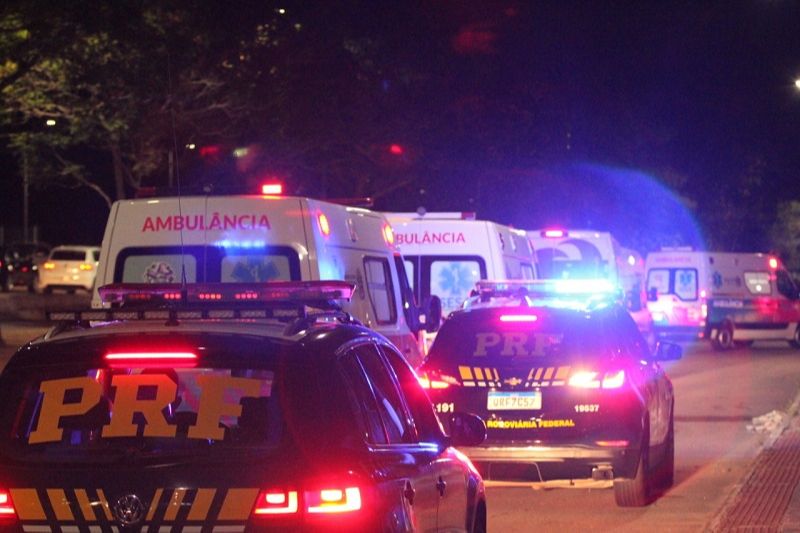 Viaturas da PRF escoltaram as ambulâncias com pacientes trazidos de Manaus (AM). (Foto: Beto Morais/AT)