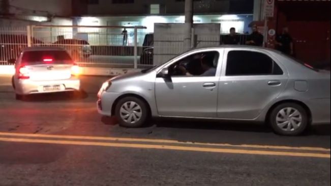 Chegada dos suspeitos na Delegacia Patrimonial em Vitória. (Foto: Reprodução vídeo/Internauta)