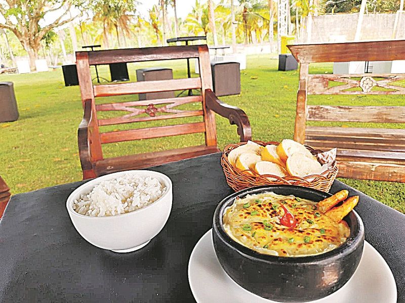 O beach club Tropical Sunset Club, em Setiba, conta com restaurante que serve desde café da manhã a jantar, (Foto: Roberta Bourguignon/AT)