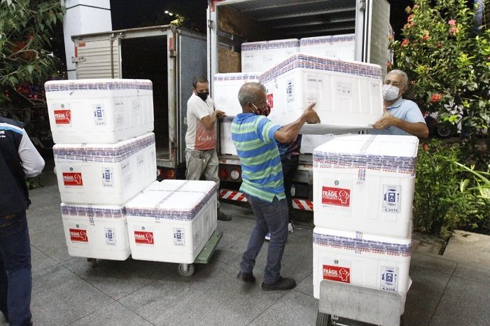 Após chegarem, vacinas serão distribuídas aos municípios, como ocorreu com os últimos carregamentos (Foto: Leone Iglesias/AT)