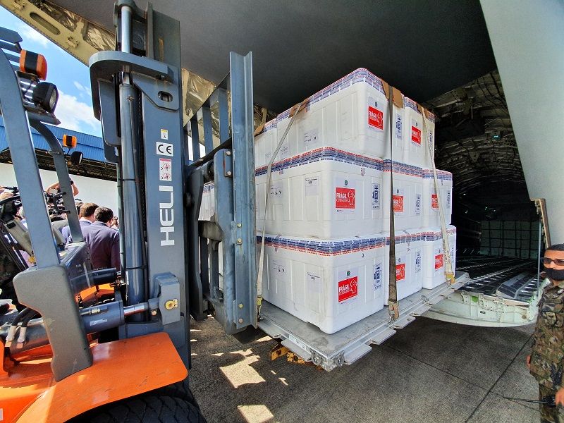 Cargueiro é carregado com lotes de vacinas em Guarulhos, São Paulo, para serem distribuídos aos estados. (Foto: Giovani Pagotto/Governo ES)