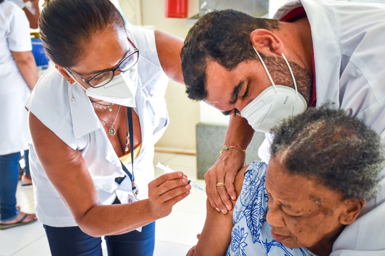 Idosa de 103 anos é vacinada em Alegre (Foto: Divulgação/Prefeitura de Alegre)