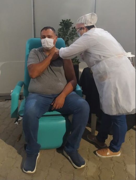 Enfermeiro Ramon Belga, um dos primeiros enfermeiros que recebeu a vacina em Piúma (Foto: Divulgação/Prefeitura de Piúma)
