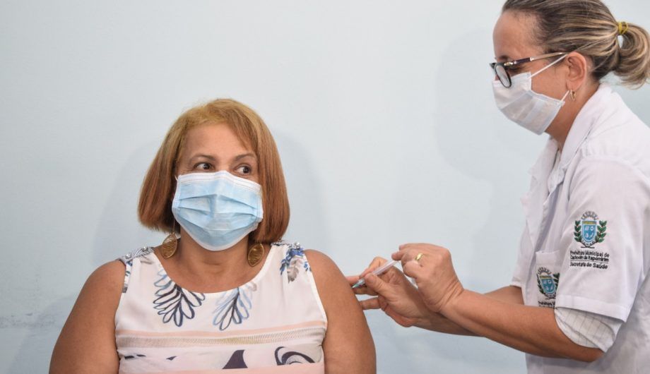 Talita Candido da Silva, de 60 anos, foi a primeira pessoa vacinada contra Covid-19 em Cachoeiro de Itapemirim (Foto: Divulgação/Prefeitura de Cachoeiro de Itapemirim)