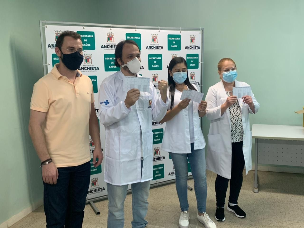 O prefeito acompanhou vacinação dos primeiros profissionais da saúde (Foto: Divulgação/Prefeitura de Piúma)