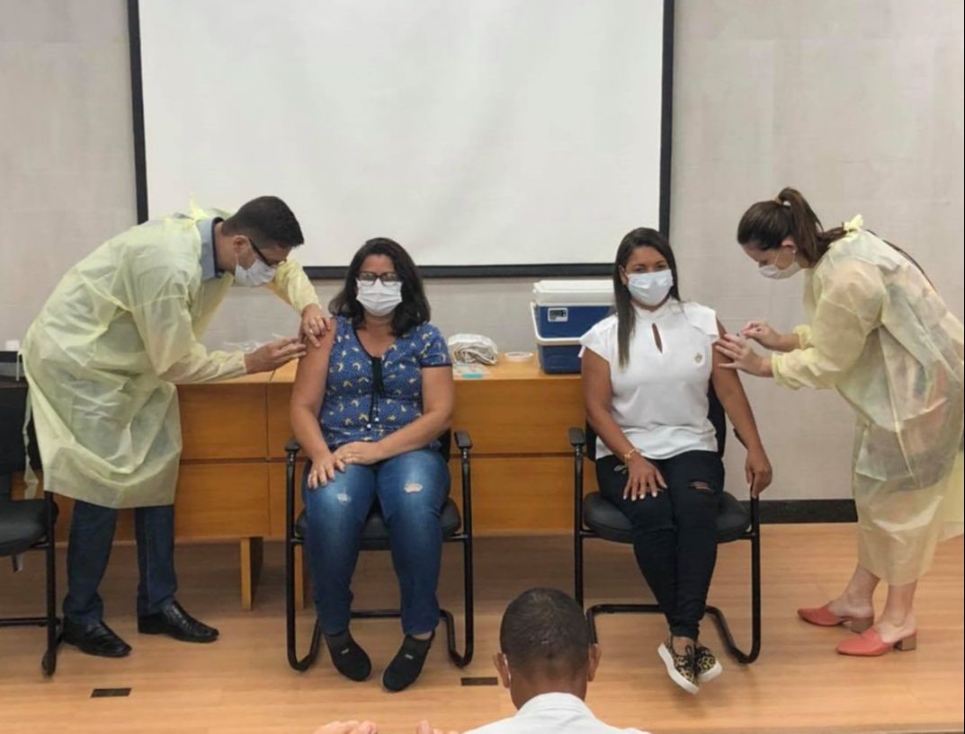 Profissionais da saúde foram as primeiras vacinas em Colatina (Foto: Reprodução/ Facebook Prefeitura de Colatina)
