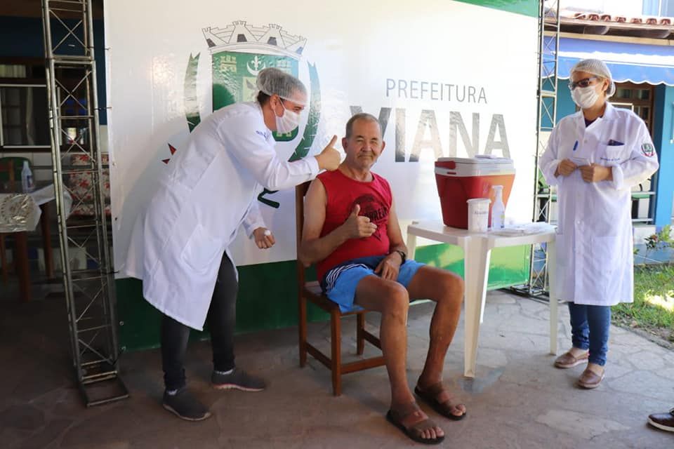 Idoso foi o primeiro a ser vacinado em Viana (Foto: Reprodução/ Facebook Prefeitura de Viana)