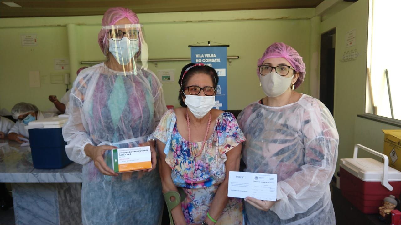 A secretária de Assistência Social, Letícia Goldner, a idosa Maria Benícia Marques e a secretária municipal de Saúde, Cátia Lisboa (Foto: Beto Morais/ AT/ 19/01/2021)