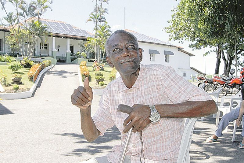 José Firmino, de 93 anos, foi o primeiro a ser imunizado na capital: “Agora me sinto muito melhor” (Foto: Fábio Nunes/ AT/ 19/01/2020)
