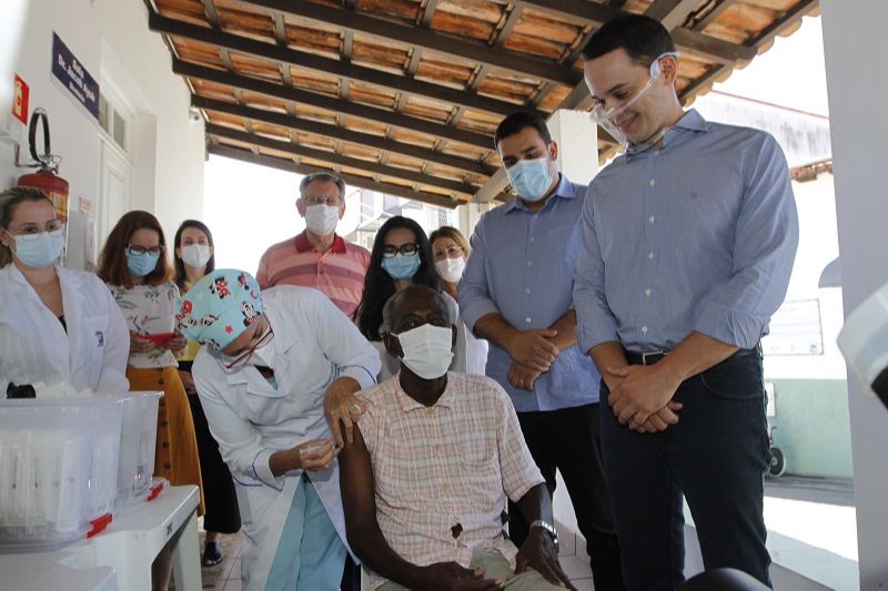 Idoso de 93 anos foi o primeiro a receber a vacina (Foto: Fábio Nunes/ AT/ 19/01/2021)